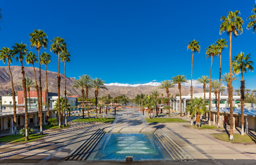 College of The Desert tọa lạc cạnh thành phố nghỉ mát nổi tiếng Palm Springs, California, Mỹ.